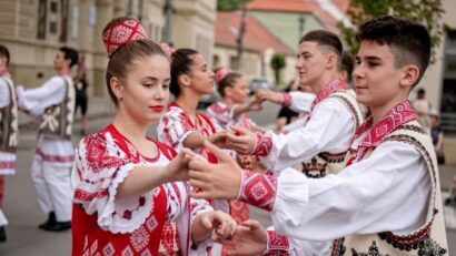 Tineri dansatori, la Festivalul Național de Folclor „Ana Lugojana” Junior