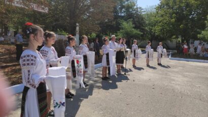 Ansambluri din sudul Republicii Moldova și din România, pe scena festivalului „La Vatra horelor bucuriene”